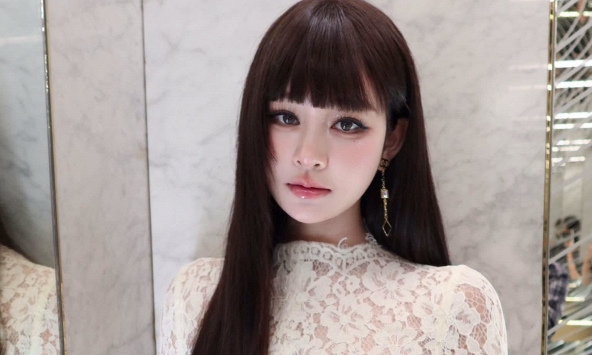 Giao diện khác lạ của Hiền Hồ đi chơi Trung Thu, khiến CĐM bàn tán xôn xao