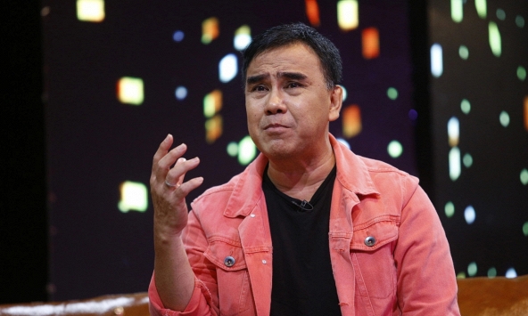Quyền Linh: Tuổi thơ cơ cực ở nhà lá, chỉ dám ăn cơm chay 7 nghìn đồng, đến khi nổi tiếng vẫn giữ thói quen đi dép tổ ong