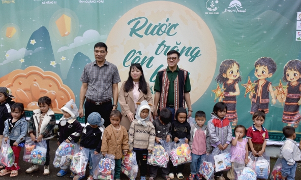 Rước trăng mang Tết trung thu ấm áp về vùng cao Măng Ri
