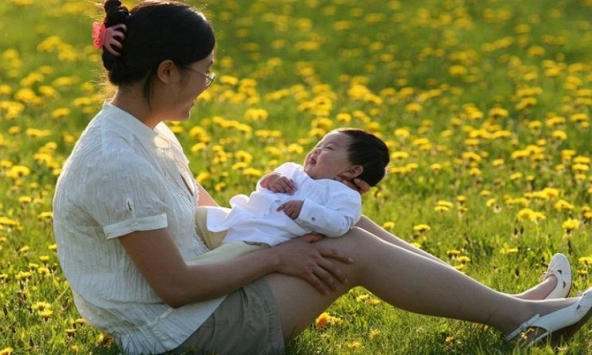 Trẻ sơ sinh chưa đầy tháng có được bế ra ngoài không?