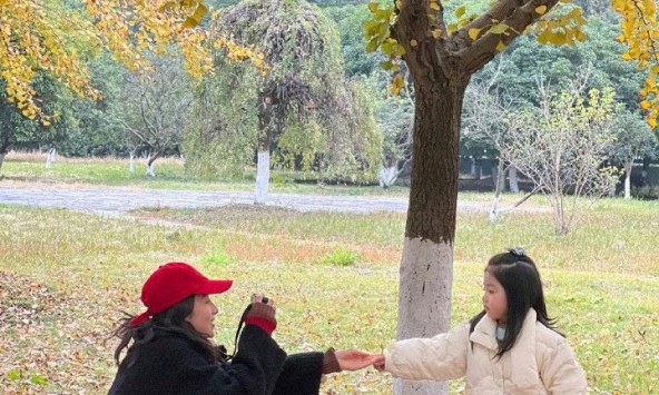 Cha mẹ biết 'mặc kệ' con sẽ dạy ra những đứa trẻ biết tự đứng lên