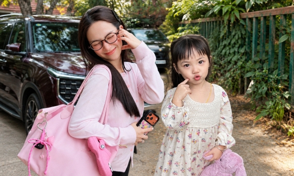 Cháu gái đại gia nghìn tỷ ngành nhựa tuổi lên 4 càng lớn càng xinh yêu, được mẹ Joyce Phạm diện váy hoa nhí cực điệu