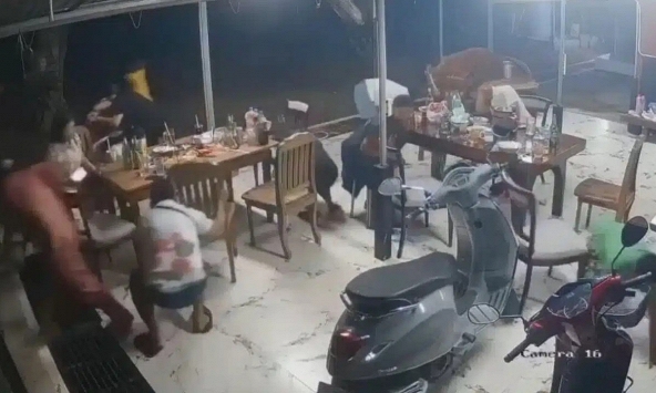 Đang ăn tiệc tại nhà riêng, thầy thuốc bị bắn tử vong, hiện trường hỗn loạn, ai cũng tìm đường tháo chạy