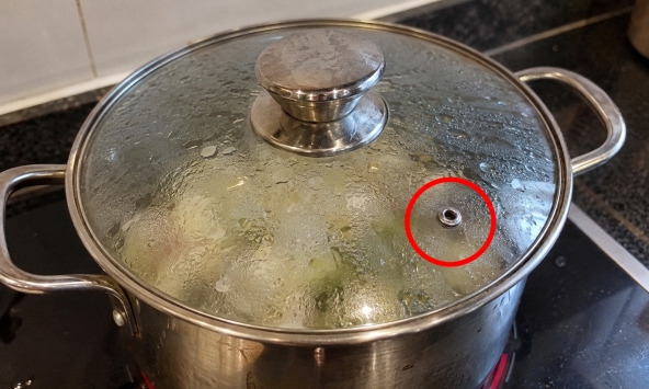 Hơn 90% người dùng không biết công dụng của chiếc lỗ nhỏ trên nắp nồi inox