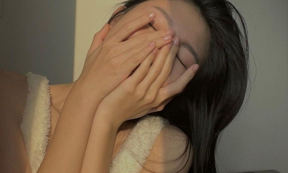 3 dấu hiệu trên mặt không được chủ quan: Lá gan đang suy kiệt vì bệnh tật!