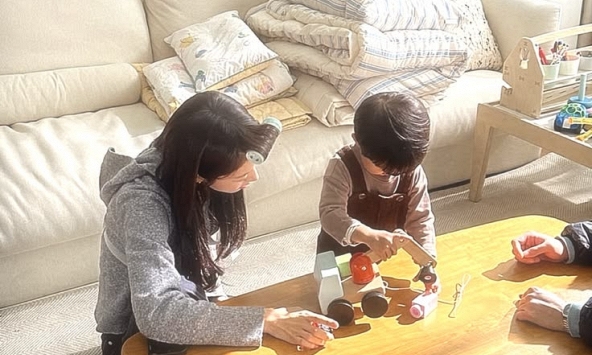 Con có tự tin giao tiếp hay không phần lớn phụ thuộc vào phản hồi và tương tác của bố mẹ