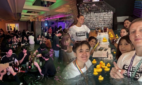 Vì sao giữa đợt ngập lụt ở Bangkok lại xuất hiện loạt ảnh hàng quán biến thành hồ bơi, khách nâng ly giữa đàn vịt cao su?