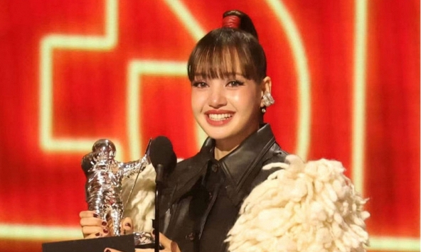 Lisa (BLACKPINK) lên đồ 'chặt chém' đến VMAs 2026 rồi nhẹ nhàng làm nên lịch sử