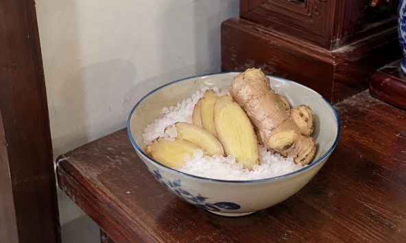 Vì sao nên đặt bát gừng muối ở trong nhà?