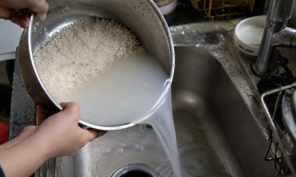 Vì sao nên vo gạo chắt nước rồi 'bôi khắp nhà'?