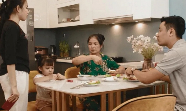 Vì sao nhiều gia đình nhờ bà ngoại trông cháu, nhưng hiếm khi có “mâu thuẫn mẹ vợ - con rể”?