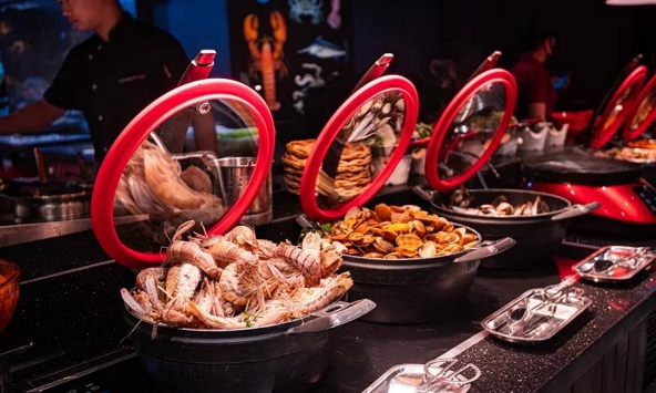Nhịn đói cả ngày, vào quán chỉ gắp thịt bò và hải sản nhưng vì sao bạn không bao giờ lời khi ăn buffet?