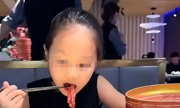 Bé gái ăn sống “thịt bò Wagyu cao cấp”, phụ huynh bị chỉ trích: Có tiền nhưng thiếu hiểu biết
