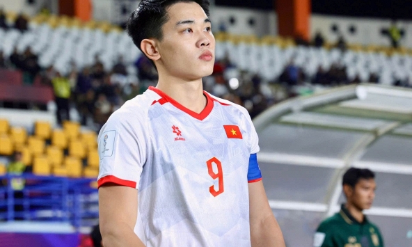 Đình Bắc ở lại sân đến nửa đêm sau trận thua Thái Lan