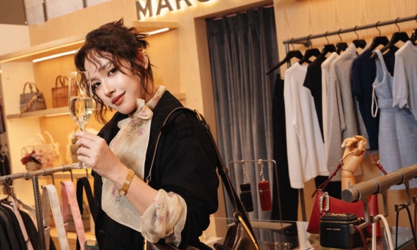 Học cách phối đồ thu đông đỉnh như sao Việt: Anh trai Hồ Đông Quan trẻ trung với áo len cổ chữ V, Cara biến tấu thời thượng cùng blazer