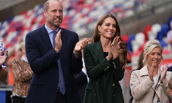 Kate Middleton lại 'tái chế' món đồ quen thuộc: Blazer xanh đậm phối quần đen, thanh lịch đúng chất Hoàng gia