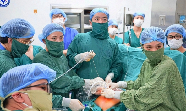 Lần đầu tiên tại Việt Nam: Bác sĩ đặt bóng vào khí quản thai nhi 30 tuần tuổi, cứu trẻ từ trong bụng mẹ