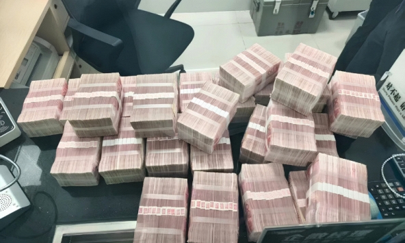 Ra ngân hàng rút 10,8 tỷ đồng tiết kiệm, cặp vợ chồng bị công an phong tỏa toàn bộ số tiền