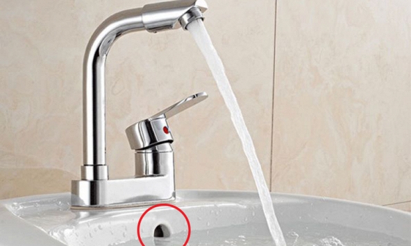 Rất nhiều người không biết công dụng của lỗ nhỏ ở bồn rửa mặt