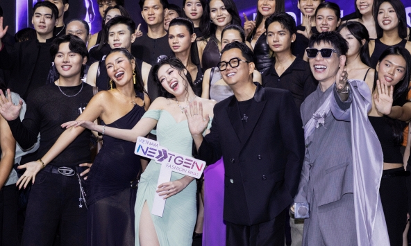 Vợ chồng Hoa hậu Khánh Vân tình tứ đổ bộ VNGF Era 2, em gái thủ môn Đặng Văn Lâm bất ngờ nhận 'vé vàng'
