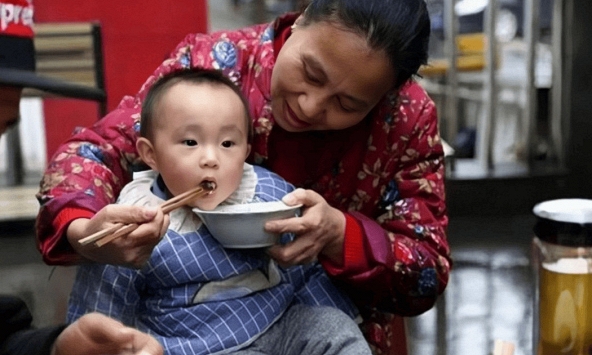 Bà nhường miếng ngon cho cháu, bố mẹ hết lời cảm ơn: Chỉ vài năm sau liền hối hận không kịp!