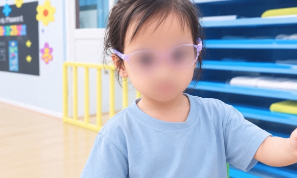 Đọc bình luận dưới bức ảnh bé gái Việt đeo kính mới thấy: Có 1 kiểu người lớn toxic, quy chụp, rất đáng cảnh báo!