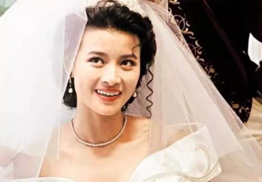 Hoa hậu làm mẹ đơn thân suốt 20 năm bất ngờ có tin vui