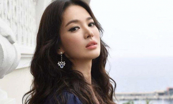 Song Hye Kyo ra sân bay cũng không quên chi tiết này, dàn nàng hậu Việt áp dụng y hệt