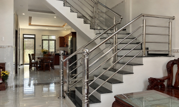 Tại sao ngày càng nhiều gia đình không còn làm cầu thang inox? 2 vật liệu thay thế đẹp, dễ phối nội thất hơn