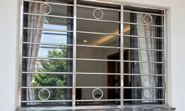 Tại sao ngày càng nhiều gia đình không còn làm chấn song cửa sổ inox? 2 vật liệu thay thế giúp cửa an toàn, đẹp mắt hơn