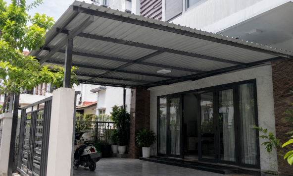 Tại sao ngày càng nhiều gia đình không còn làm mái hiên tôn? 2 vật liệu thay thế vừa che nắng mưa, vừa giúp mặt tiền sang hơn
