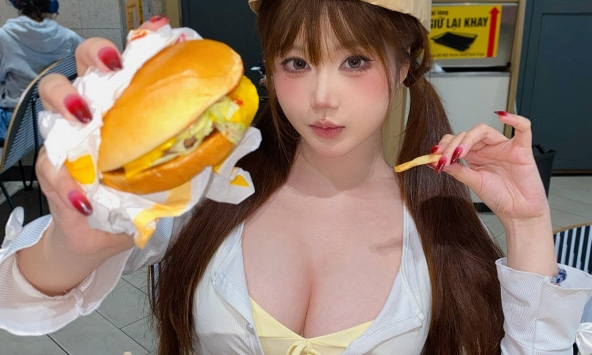 Chưa thể hạ nhiệt, nữ coser xinh đẹp lại khiến trend McDonald's trở nên cực hot