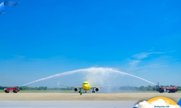 Đúng sáng 1/10, chiếc Airbus đặc biệt chở hơn 100 hành khách hạ cánh sân bay Thanh Hóa, Giám đốc cảng hàng không trực tiếp có mặt