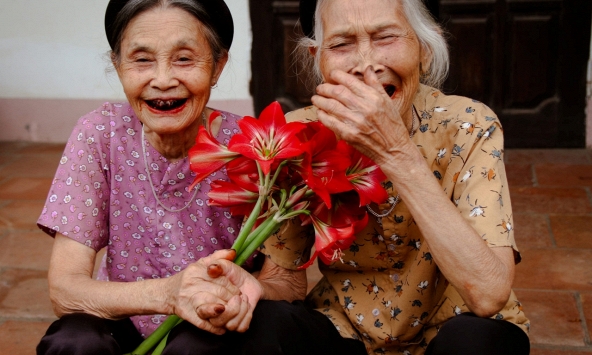 Khi cha mẹ bắt đầu 'lúc nhớ lúc quên': Cả nhà vừa nói xong vẫn hỏi lại, con cháu cứ tưởng cụ 'điếc' do tuổi già