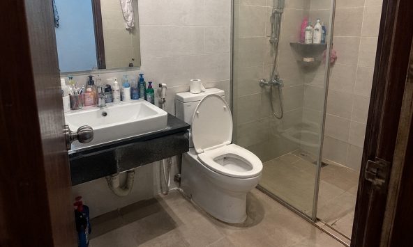Tại sao ngày càng nhiều gia đình không còn đặt lavabo trong nhà vệ sinh? 2 cách bố trí giúp cả nhà đỡ cảnh phải “chờ nhau”