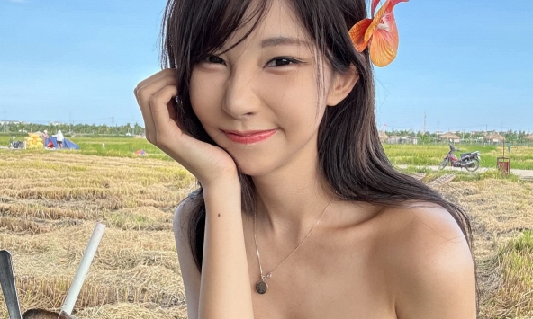 Bất ngờ sang Việt Nam để... chăn vịt, nữ DJ xinh đẹp khiến fan được một phen 'cười bò' thích thú