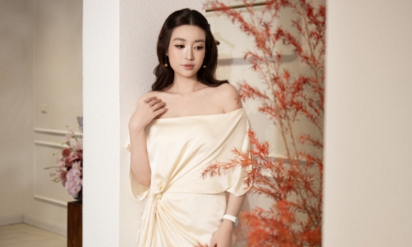 Đỗ Mỹ Linh diện đầm satin trễ vai, nổi bật khí chất 'dâu hào môn' giữa sự kiện