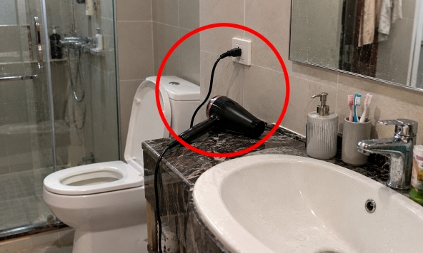 Lời khuyên cho những người để máy sấy tóc trong nhà vệ sinh 24/7