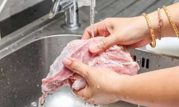 Lời khuyên cho tất cả các gia đình vẫn rửa thịt trước khi nấu
