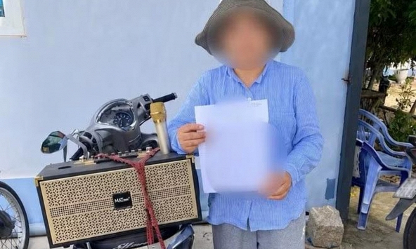 Người phụ nữ chở loa phát nhạc “trả nợ cho tôi” đi khắp làng đòi nợ: Hé lộ sự tình phía sau