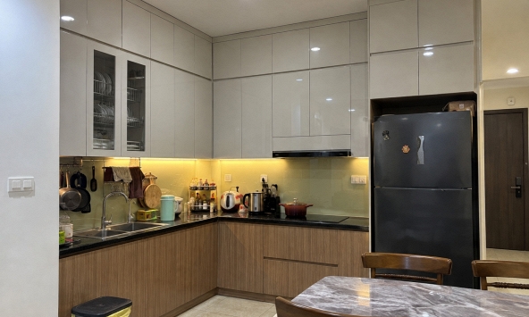 Tại sao ngày càng nhiều gia đình không còn làm tủ bếp kịch trần? 2 cách bố trí mới giúp bếp đẹp, gọn, tối ưu công năng hơn