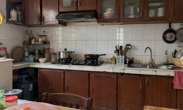 Tại sao ngày càng nhiều gia đình không còn ốp gạch kín tường bếp? 2 cách làm mới ít đường ron, sạch mắt và đẹp hơn