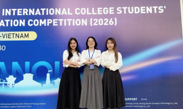 Ba nữ sinh làm túi sinh học từ rơm rạ và hệ sợi nấm