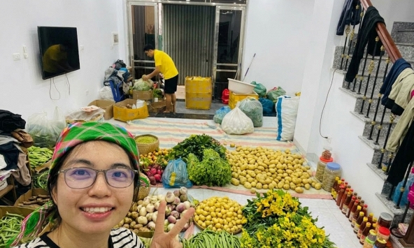 Cặp vợ chồng cất bằng đại học đi bán rau, từng bị mối hàng lừa, đi xin lỗi từng khách và thành quả sau 2 năm