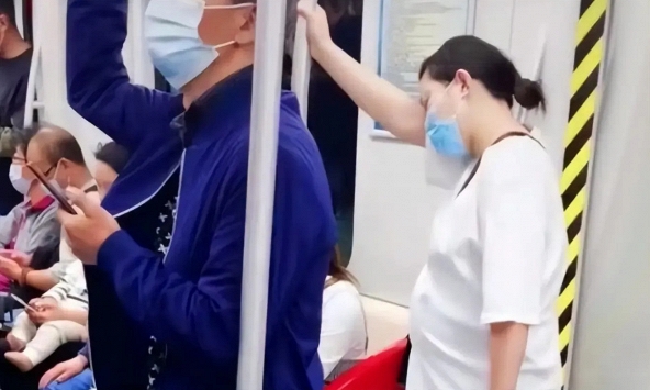 Mẹ trẻ mới sinh bị cười cợt vì són tiểu trên tàu điện, ngay lập tức 1 người phụ nữ lớn tuổi đã lên tiếng bênh vực