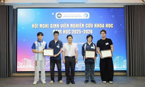 Nữ sinh năm ba theo đuổi bài toán dữ liệu nhiều chiều