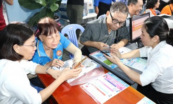 Phụ nữ lớn tuổi và khoảng cách trong tiếp cận dịch vụ số