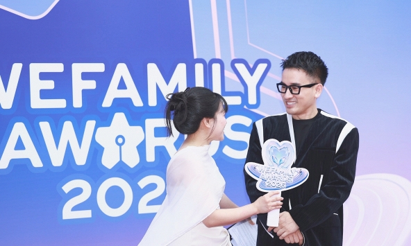 Tại Gala WeFamily Awards, NTK Hà Duy bất ngờ “xin” thêm một hạng mục: “Năm sau mình cũng cố gắng tranh giải một chút”