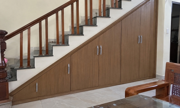 Tại sao ngày càng nhiều gia đình không còn đóng tủ kín gầm cầu thang? 2 cách xử lý mới thoáng mắt, tận dụng không gian tốt hơn