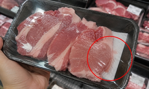 Vì sao thịt lợn đóng khay trong siêu thị có 1 miếng lót dưới đáy?